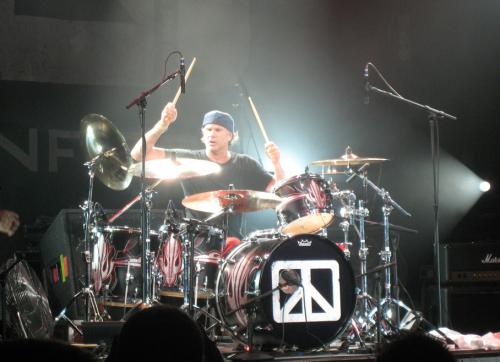 Chi-Town - Chad Smith doin his thing!   Great Ass Pic!!!