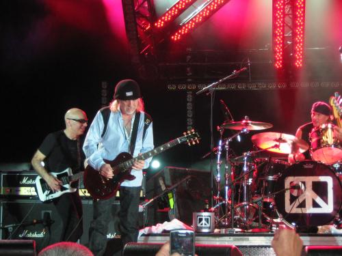 Brad Whitford Jams with Chickenfoot